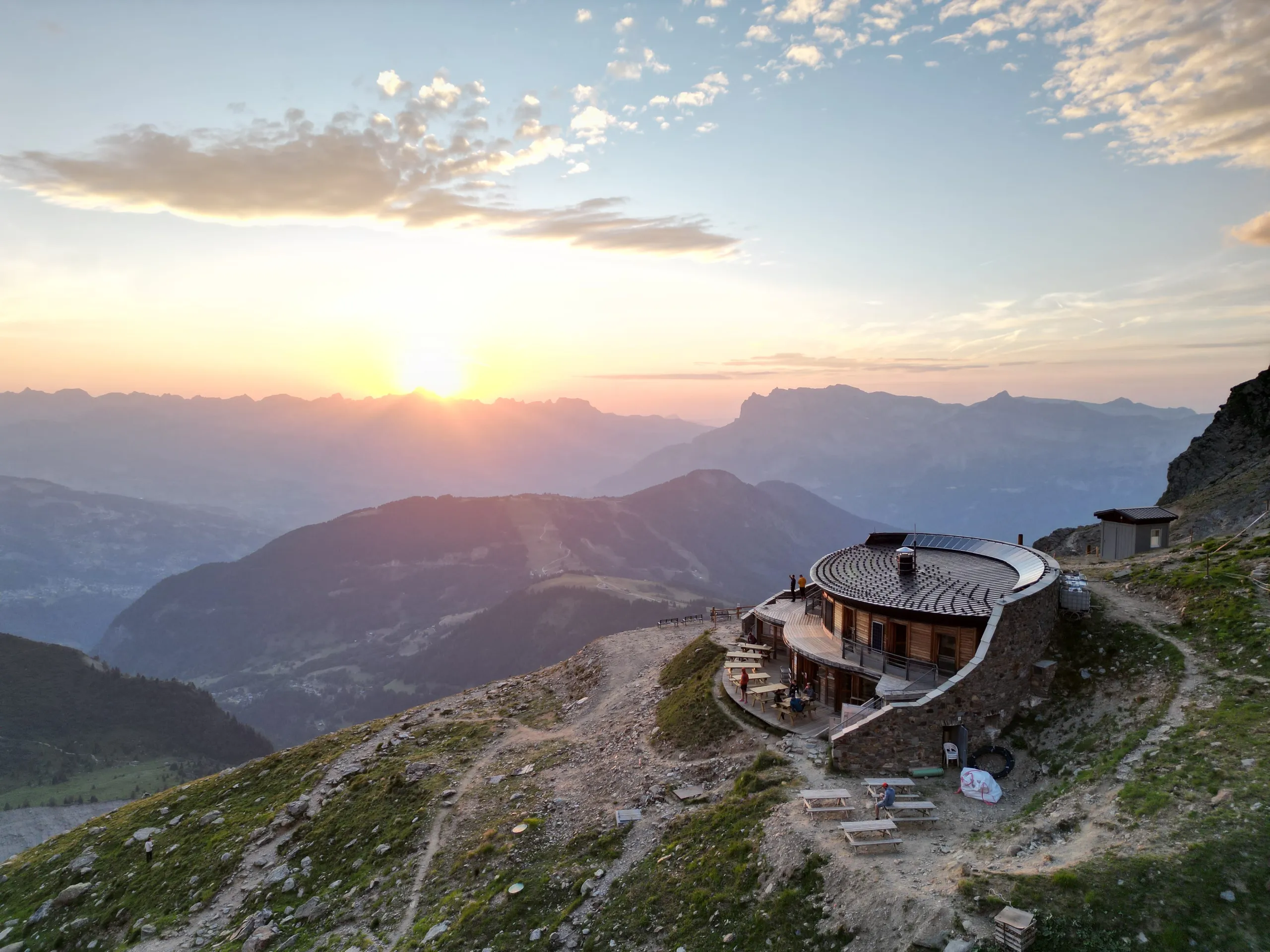 Le Refuge du Nid d'Aigle au seuil des glaciers du Massif du Mont-Blanc