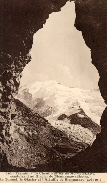 Carte postale ancienne : le terminus du Chemin de fer du Mont-Blanc, le tunnel ouvrant sur le glacier et l'Aiguille de Bionnassay