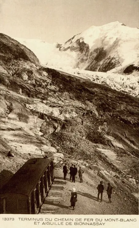 Carte postale ancienne : des promeneurs sur le sentier au terminus du Chemin de fer du Mont-Blanc, au pied du glacier et de l'Aiguille de Bionnassay